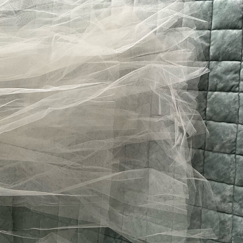 Elegant Cream Bridal Veil with Floral Headpiece - Picture 4 of 7